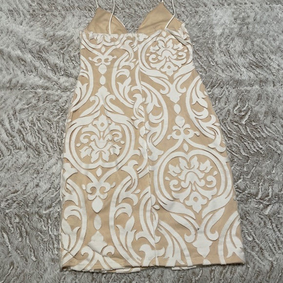 Low Cut Tan and White Dress - Picture 4 of 4